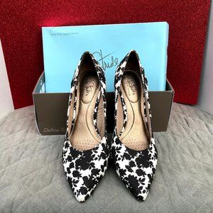 Life Stride Black and White Pumps